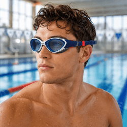 Simglasögon till vuxen från Soak i modellen Aqua soft. finns i flera färger.