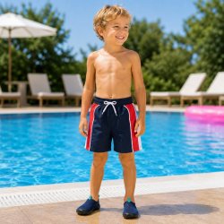 Fina badshorts barn i marin/röd/vit färg som passar bra till semester och badet. Knyt i midjan