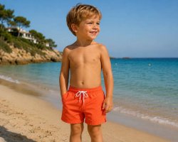 Pojkshorts i fin orange färg som passar för stranden och i poolen.