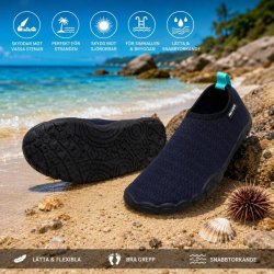 Blå och svarta aquashoes för barn med praktiska dräneringshål för snabb vattenavrinning.