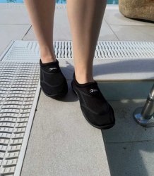 Badskor basic till vuxen i en skön passform som sitter kvar på foten.