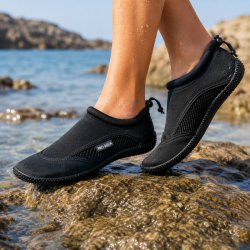 Svarta badskor för vuxna med halksäker sula och dragsko för strand, klippor och badhus