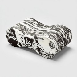 Dolme Uni Swirl från Aquaspeed i mjukt EVA-foam material som placeras mellan benen för fokus på armtag under simträningen.