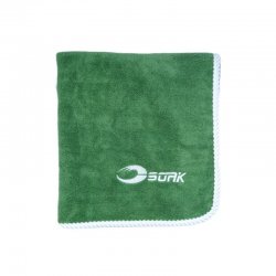 Mörkgrön microfiberhandduk, mjuk och fluffig med hög uppsugning, stilren vit brodyr och lyxig kant – perfekt present. Super bra