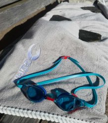 Simglasögon till vuxen från Soak med blått glas. Billiga simglasögon till vuxen.