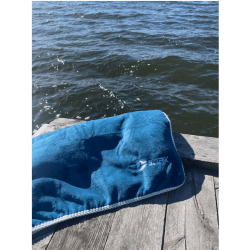 Snabbtorkande handduk mörkblå. Bra kvalité och billig.