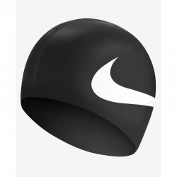 Simutrustning från Nike. Snygg badmössa i silikon från Nike med stor logga i vitt. Passar bra till simning & simträning