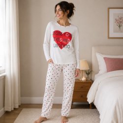 Vitt pyjamasset för dam med hjärtmönstrade byxor och långärmad tröja från Amalia