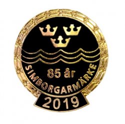 Simborgarmärket 2019 är svart. Simma 200m och köp årets simborgarmärke. Varje år ändra simborgarmärket färg.