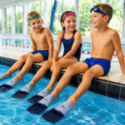 Barn med Aquarapid simfenor vid poolen för simträning och teknikträning