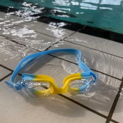 Billiga simglaaögon till barn 3-8 år från Soak. Blå/Gul simglasögon till barn.