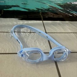 Blåa simglasögon till barn som passar perfekt till simskola och bad.