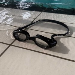 Simglasögon till barn från Soak med klart glas och svart ram.