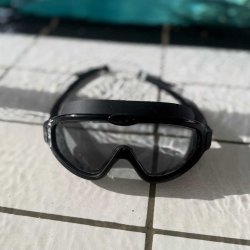 Simmask Mino till barn 8-14 år från Soak. Svart simmask med rökfärgat glas.