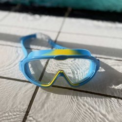 Simmas till barn i en fin blå/gul färg. Skön simmask som sluter tätt.