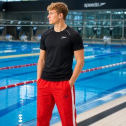 Svart Speedo t-shirt i funktionsmaterial som håller dig sval och torr vid träning.