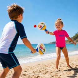 Strandtennis med två racket och en boll för roliga matcher på stranden, i trädgården eller på semestern