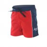 Barn bär röd/blå badshorts med innebyxa vid en grund barnpool
