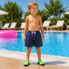 Marinblå badshorts för mindre barn med vita ankare, vit snörning och resår i midjan.