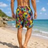 Herrbadshorts med roligt lövmönster, sidoficka och resår i midjan. Perfekta för strand, badhus och sommarens aktiviteter.