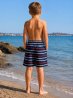 Randiga badshorts för barn i marinblått med röda och vita detaljer samt Oceanside-tryck.