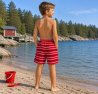 Röda badshorts för barn med vita och mörkblå ränder samt snörning i midjan.