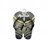Gulgula och gråmönstrade strandtofflor för herrar hängande på en displaybåge vid poolkanten.