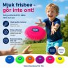 Barn leker med mjuk frisbee i park – färgglad puffy disc som är skonsam att kasta och fånga