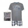 Pyjamas till herr med shorts och t-shirt. Rutiga shorts och grå t-shirt. Finns i flera olika storlekar.