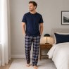 Bekväm pyjamas för herr med långbyxor i rutigt mönster och mjuk t-shirt