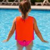 Barnsimväst från Soak i rosa och orange med flytblock, grenrem och trygg passform för lek och simning