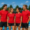 Fyra personer i röda Speedo Veeti T-shirts vid en utomhuspool