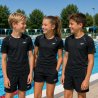 Tre barn i svarta Speedo Veeti T-shirts vid en utomhuspool från Simbutiken