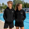 Barn i svart Speedo hoodtröja vid utomhuspool – bekväm huvtröja för simträning och fritid. Simbutiken