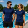 Dam och herr i mörkblå Speedo T-shirts vid en utomhuspool
