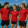 Tre vuxna i röda Speedo funktions-T-shirts vid en utomhuspool