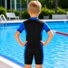 Värmande UV-våtdräkt för barn med mjuka lycra-ärmar för simskola och bad.