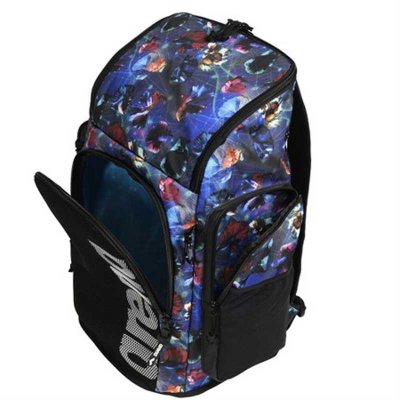 Ryggsäck från arena med fint mönster, ryggsäcken har nät på sidorna för att öka ventilationen. Ryggsäcken är stor och rymmer 45