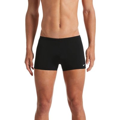 Klassiska badbyxor svarta i boxermodell från Nike. Badkläder till man som passar bra till stranden, simningen och resan