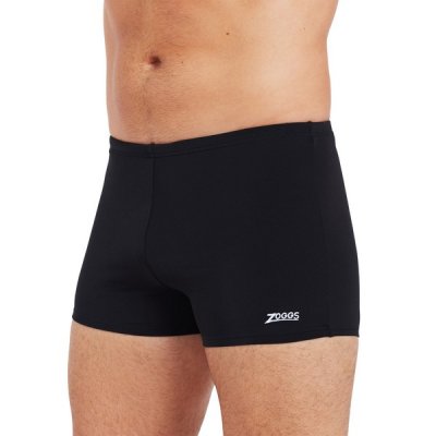 Badbyxor till simning, open water. Simbyxor i svart färg i boxermodell från Zoggs. Tåliga mot klor. Billiga online