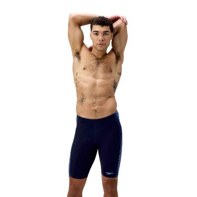 Svarta Speedo jammer badbyxor med stilren design och bekväm passform för simträning.