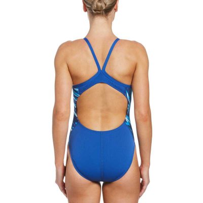 Nikebaddräkt finns för omgående leverans. Fastback one piece är en populär baddräkt till dam.