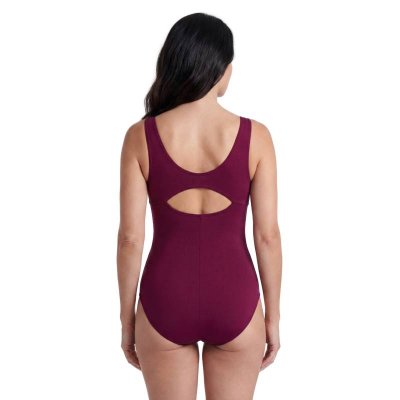 Lila baddräkt för dam från Aquarapid, modell Lucia i färgen Purple Cabernet, med låg benskärning och stödjande söm under bysten.