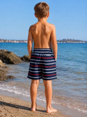 Randiga badshorts för barn i marinblått med röda och vita detaljer samt Oceanside-tryck.