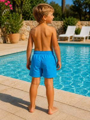 Badshorts för pojkar till simskolan och semestern.