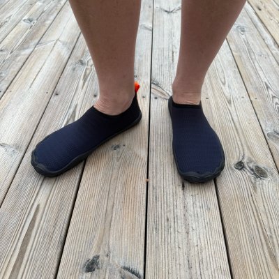 Badskor till dam i en snygg marinblå färg. Badskor för utomlandsresa.