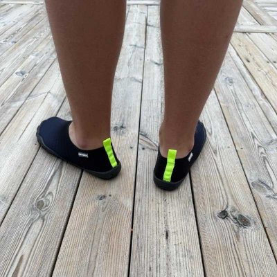 Badsko/aquasocks svarta som skyddar fötterna mot stenar, sjöborrar, halka m.m. Handla badskor online simbutiken