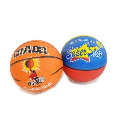Basketboll kommer oupblåst i två olika färger. Leveraras i ostorterad färg.