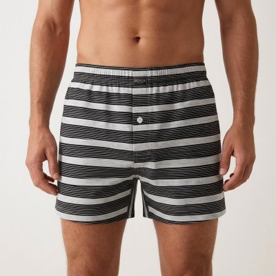 Boxershorts herr 100% bomull i en klassiskt vävd modell från Berga, visad framifrån med knäppt gylf.