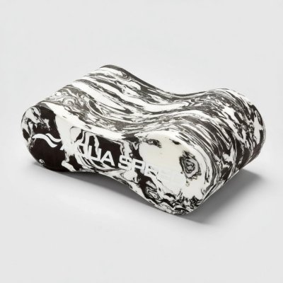 Dolme Uni Swirl från Aquaspeed i mjukt EVA-foam material som placeras mellan benen för fokus på armtag under simträningen.